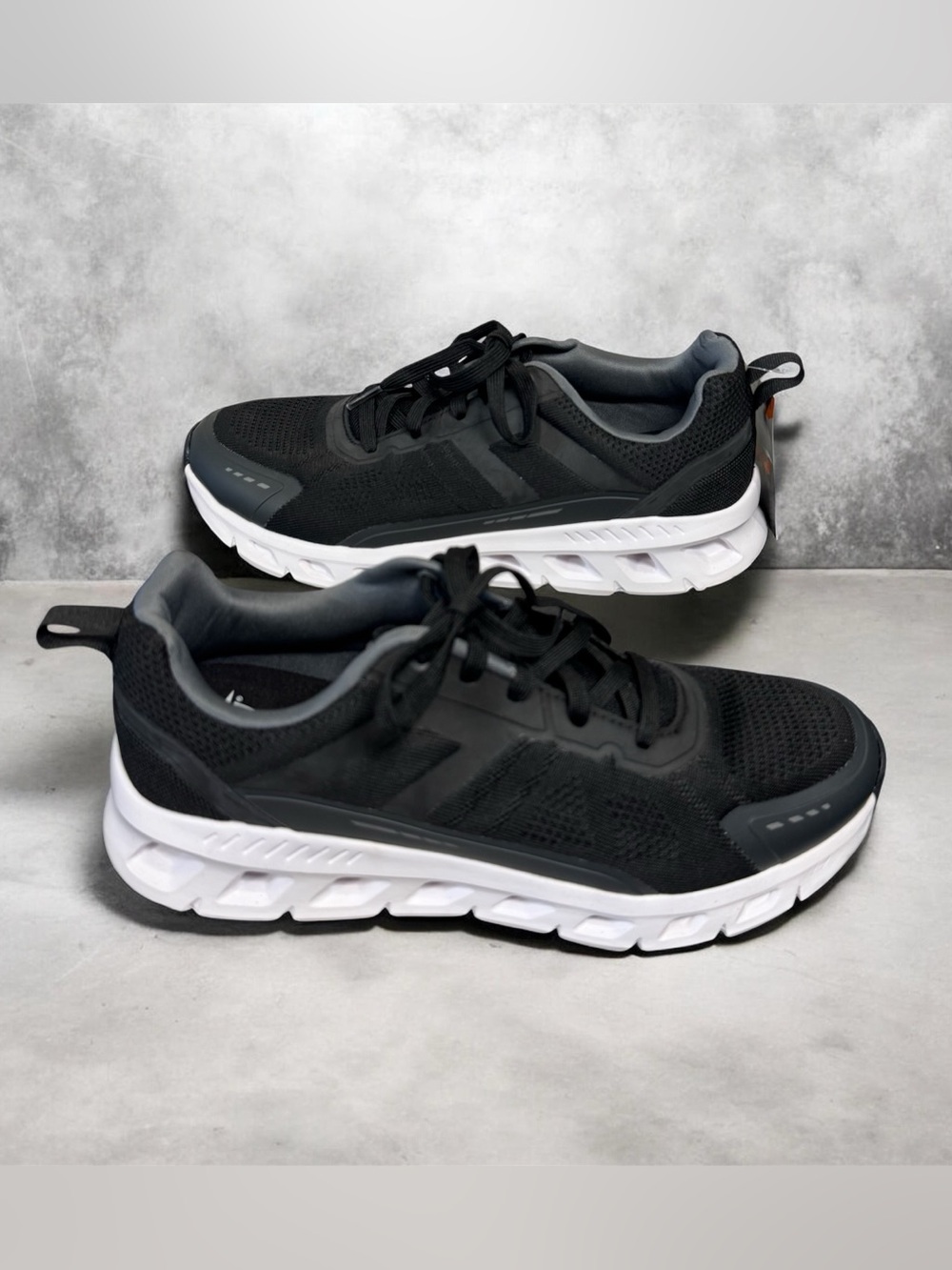Avia Men's Black and White Mesh Sneakers, size 11, NWT